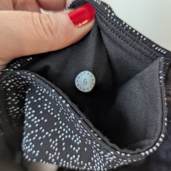 Size 6 Lululemon Athletica Train Times Crop Capris Soundwave White Black - Picture 7 of 8